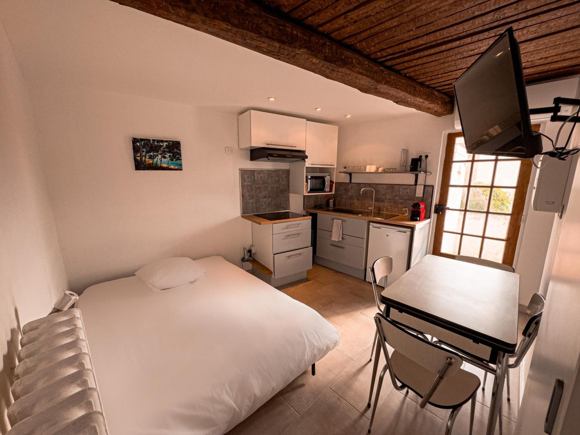 Homestay T2 A 5mn Du Circuit Paul Ricard Et Du Village Du Castellet Et A 10mn Des Plages De Saint-cyr-sur-mer, Bandol Et Sanary