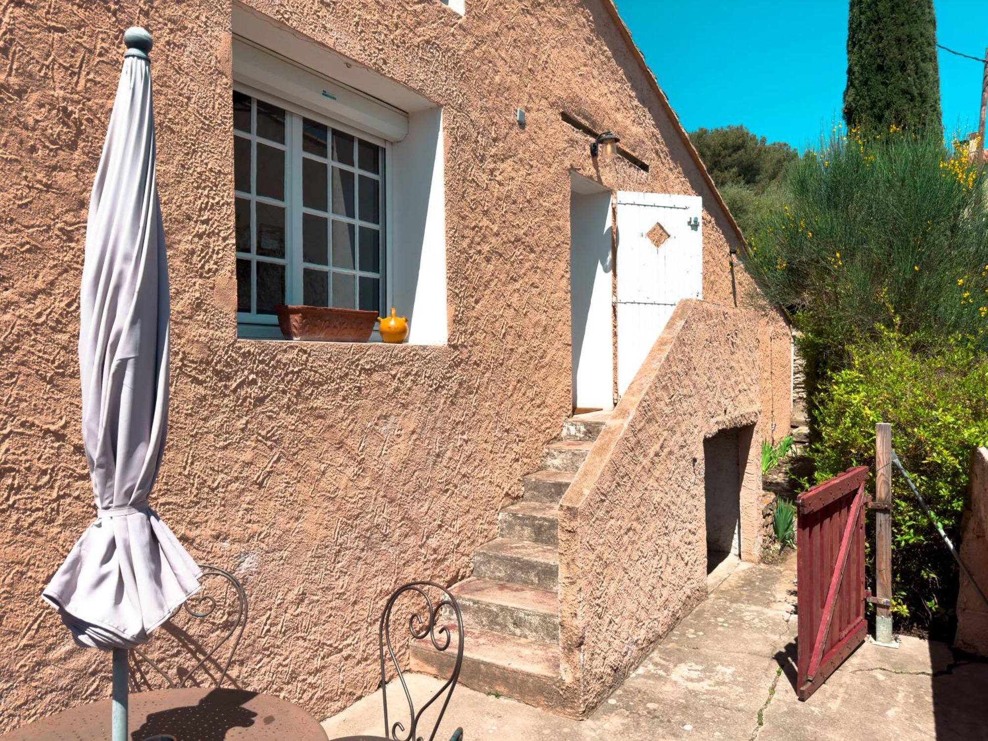 Homestay T2 A 5mn Du Circuit Paul Ricard Et Du Village Du Castellet Et A 10mn Des Plages De Saint-cyr-sur-mer, Bandol Et Sanary Le Castellet (Var)